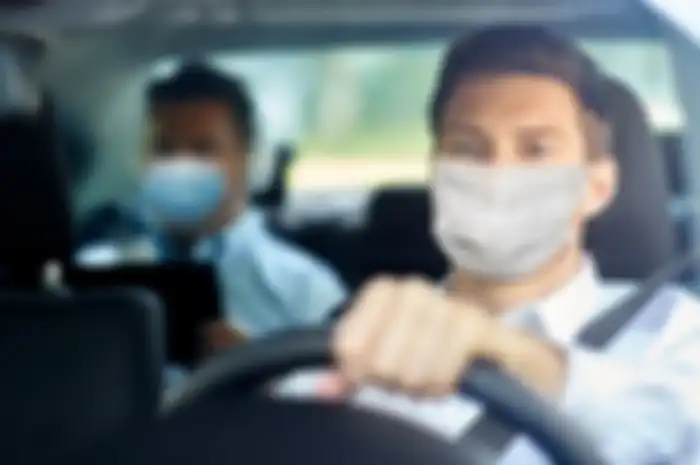 Ilustrasi memakai masker di dalam mobil. 