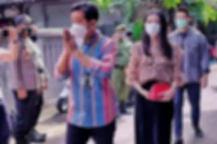 Calon Wali Kota Solo, Gibran ditemani istrinya Selvi Ananda tiba di TPS 22 di Kampung Tirtoyoso, Jalan Kasuari Nomor 3 RT 5 RW 13, Kelurahan Manahan, Kecamatan Banjarsari, Kota Solo, Rabu (9/12/2020). 