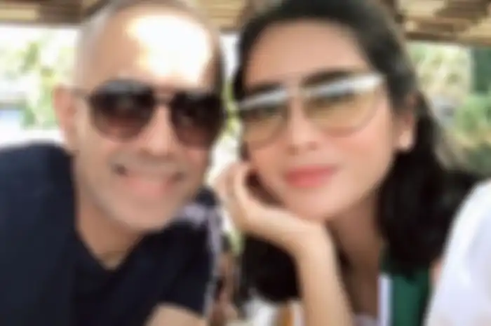 Bunga Zainal dan suami.