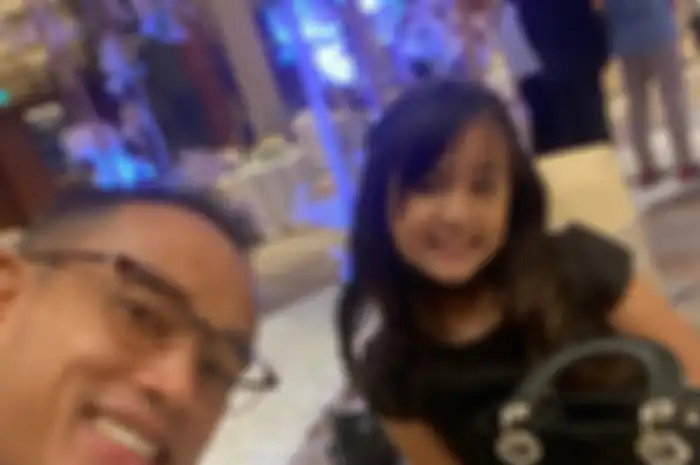 Ardi Bakrie dan sang putri Mikhayla.