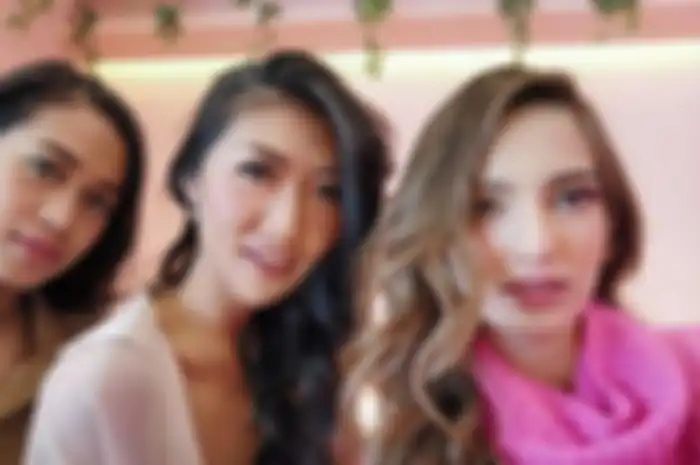 Nia Ramadhani dengan kedua asistennya, Theresa Wienathan dan Prita Aunalal 