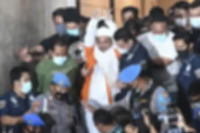 Rizieq Shihab Digelandang ke rutan Ditres Narkoba plda Metro Jaya dan dinyatakan sebagai tahanan.