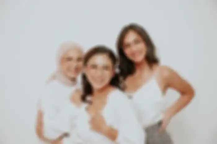 Kacamata dapat mendongkrak penampilan jadi lebih cantik dan elegan.