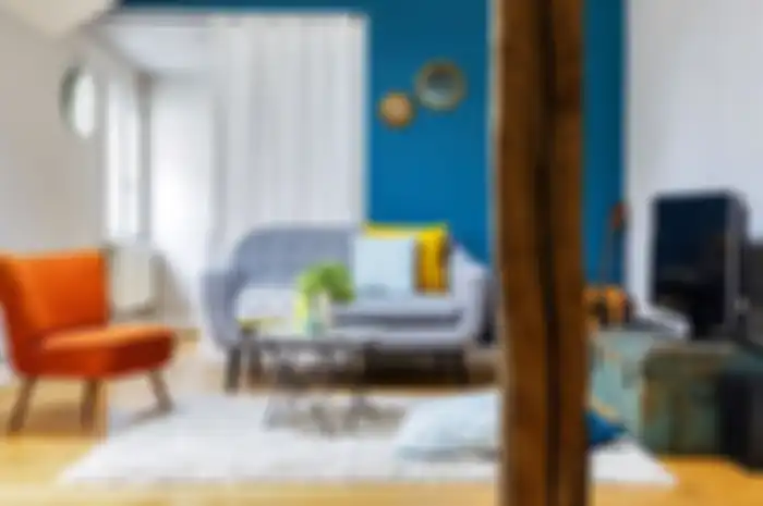 Ilustrasi aplikasi warna cerah pada softfurnishing bangkitkan optimisme. 
