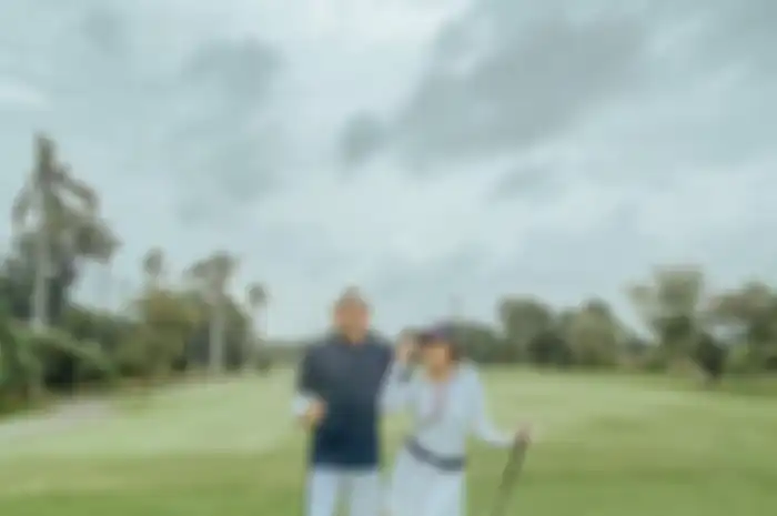 Penampilan cantik Ayu Dewi saat bermain golf