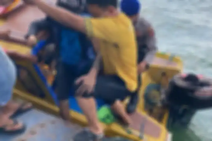 Proses evakuasi pria yang nekat sebrangi lautan menggunakan galon