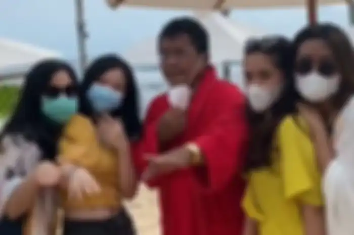 Hotman Paris dikelilingi gadis seksi saat liburan di Bali