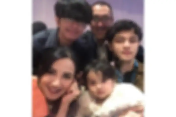 Andi Soraya dan keluarga