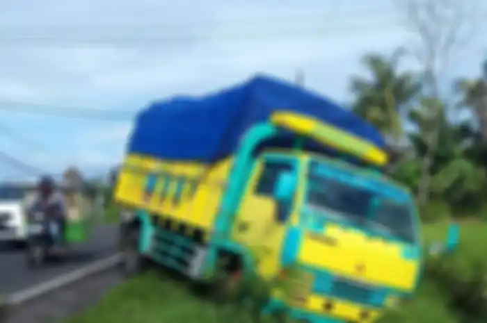 Truk nyelonong masuk selokan setelah ditinggal sopir kabur arena prank pocong