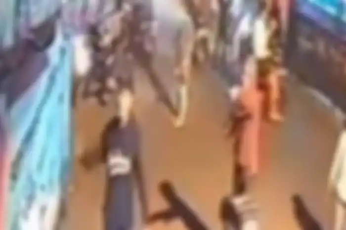 Ilustrasi rekaman CCTV yang merekam gangster menyerang seorang warga