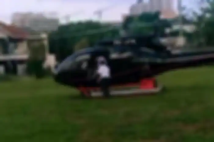 Satu unit helikopter mendarat di lapangan HW, Beji, Kota Depok, Kamis (17/12/2020) 