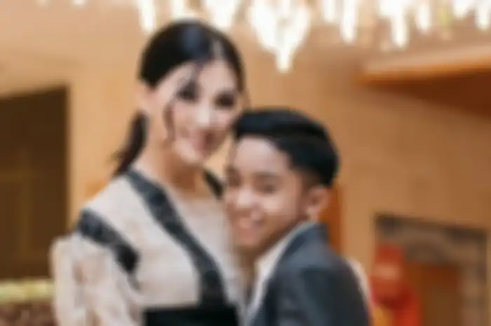 Melongo Lihat Kecantikan Ibu Sambungnya, Tatapan Betrand Peto pada Sarwendah yang Dandan Ala Remaja, Istri Ruben Onsu: I Love You