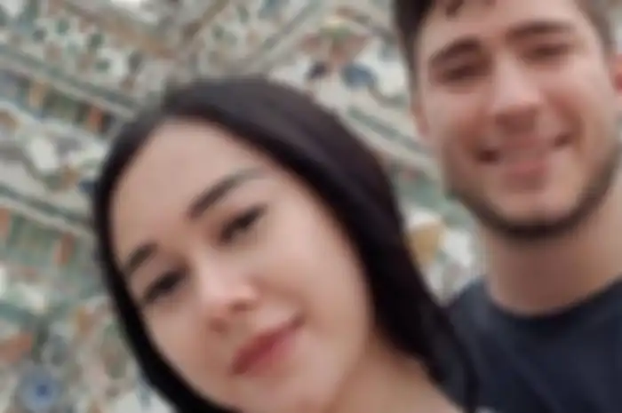 Aura Kasih dan suami Eryck Amaral 