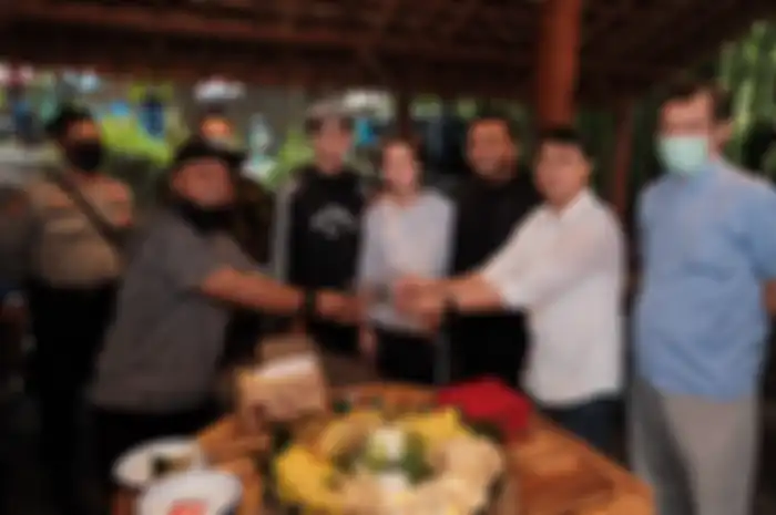 Dari Kanan ke Kiri Johanes Lasale Djuhadi, Anes Rembes, Erix Endank Soekamti, Al Ghazali, Dul Jaelani di dampingi aparatur desa kawasan Sendang Kreo 