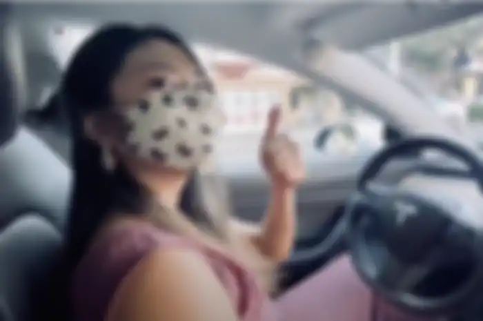 Salah satu tugas Moorissa Tjokro adalah menguji kinerja mobil Tesla beserta perangkat lunaknya