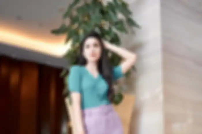 Gaya fashion Sandra Dewi