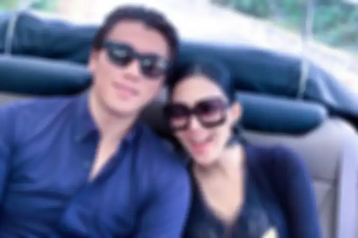 Syahrini dan Reino Barack