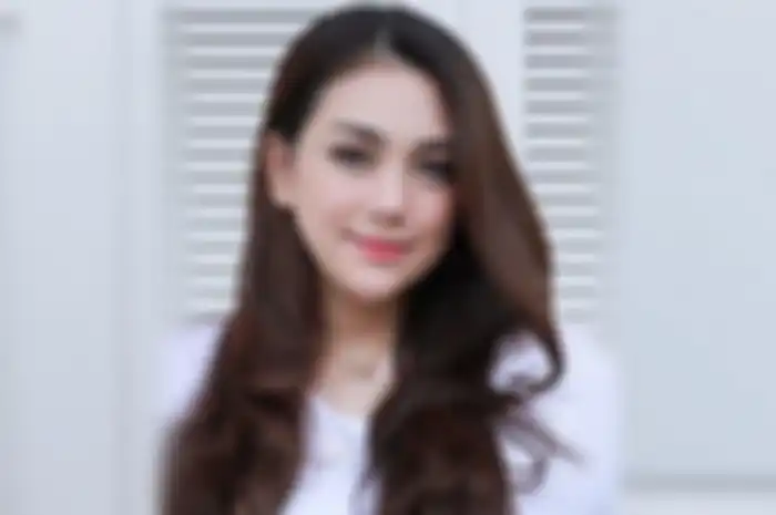 Ubah Gaya Rambut dengan Poni Pendek, Penampilan Celine Evangelista Dipuji Mirip Lisa Blackpink