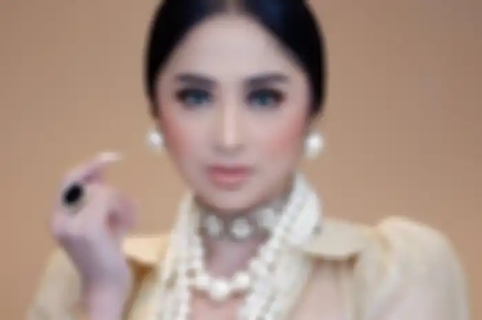 Terpaksa menghilang dari layar kaca selama sebulan, Dewi Perssik tetiba perlihatkan wajah mulusnya yang dipenuhi bercak merah, mantan istri Saipul Jamil ngaku divonis positif covid-19. 