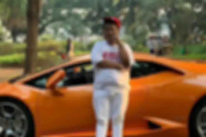 Pengacara kondang Hotman Paris bersama mobil Lamborghini koleksinya.