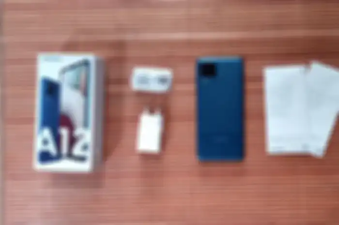 Isi box Samsung Galaxy A12, HP murah yang bisa kamu kantongi di bulan ini.