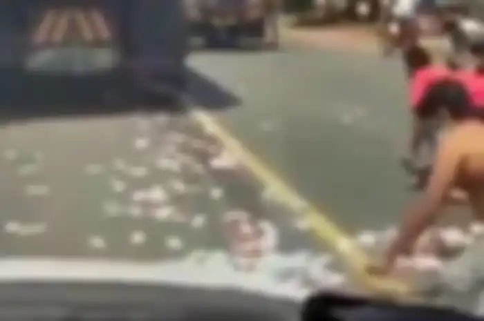 Tangkapan layar video uang tercecer di jalan raya