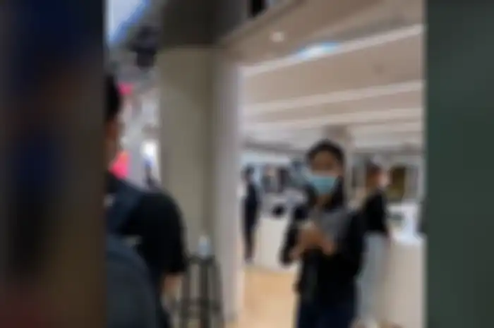Beli iPhone 12 Pro pakai sandal jepit nggak dilayani 