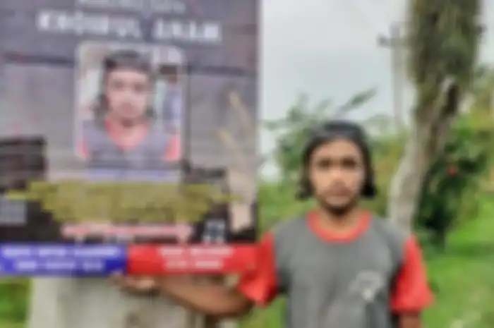 khoirul anam pasang spanduk