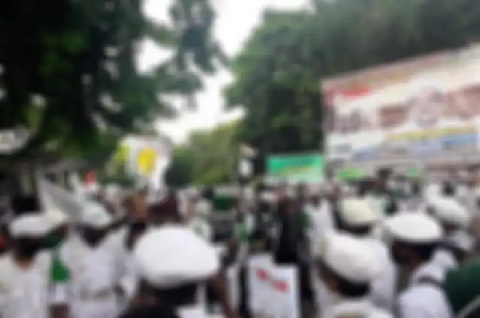 Massa FPI menanti kepulangan Rizieq Shihab di Jalan Petamburan Raya, Jakarta Pusat, Selasa (10/11/2020). 