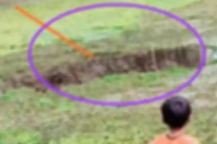 Warga Kampung Kubang, Desa Cimahpar, Kecamatan Kalibunder, Kabupaten Sukabumi, Jawa Barat dikagetkan dengan kemunculan lubang besar di situ milik Rosidin, Minggu (27/12/2020)