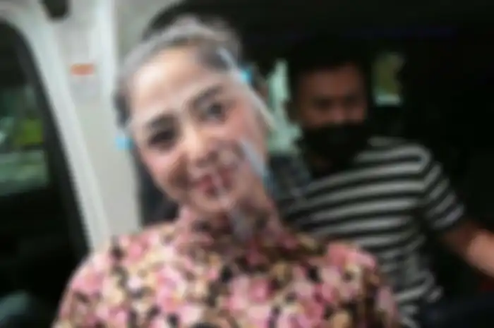 Dewi Perssik sering pakai sarung tangan usai terinfeksi virus corona.