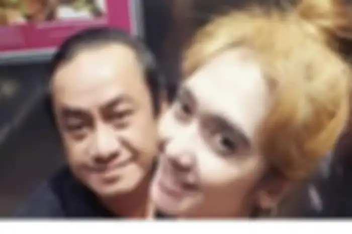Foto Revi Mariska dan sang suami