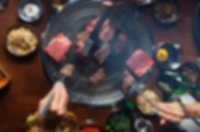 Ilustrasi Bbq-an di rumah aja bareng keluarga pas lagi malam tahun baru.