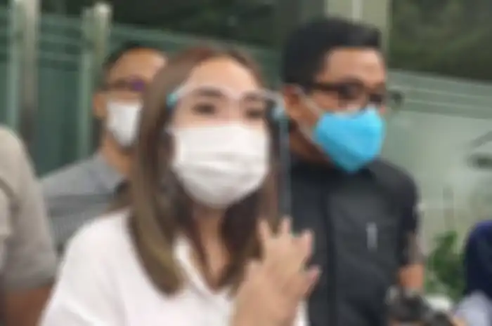 Gisella Anastasia setelah mendapatkan status tersangka video syur harus menerima lagi kasus baru, apa ya?