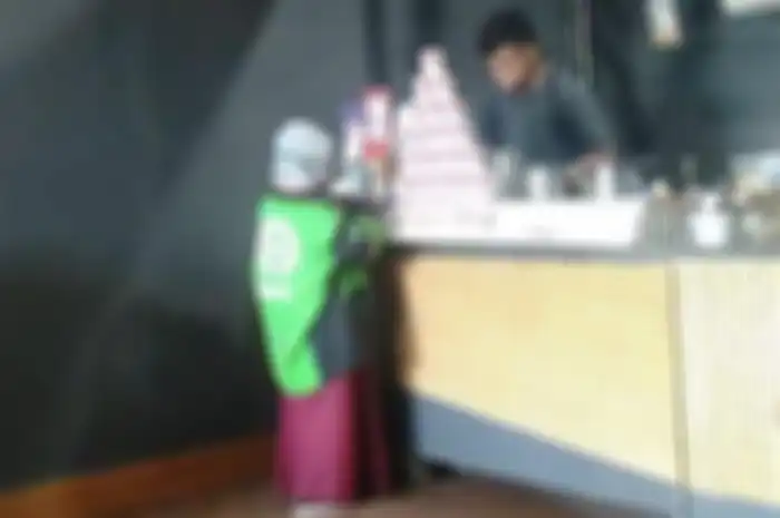 Viral foto bocah perempuan pakai jaket ojol yang kedodoran sedang ambil orderan makanan. Ternyata gantikan ayahnya yang patah kaki akibat tabrak lari.
