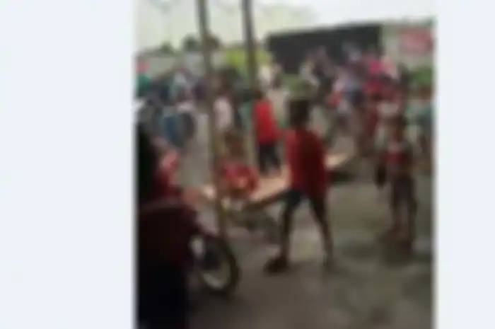 viral emak-emak hancurkan lapak judi