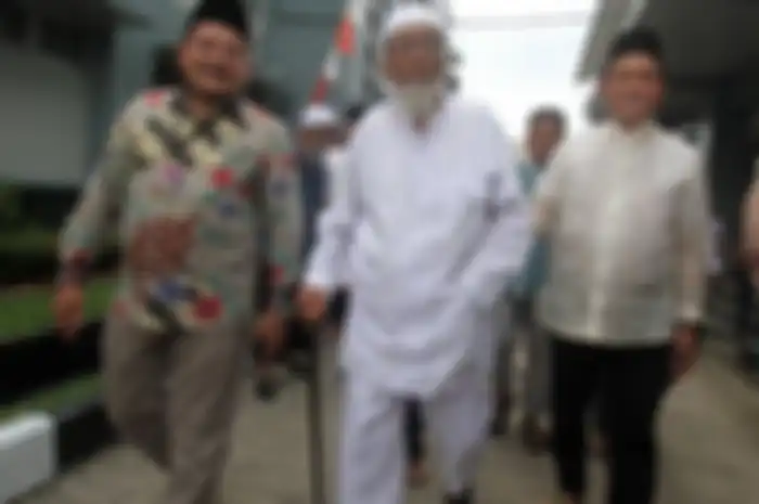 Abu Bakar Ba'asyir bersama pakar hukum tata negara Yusril Ihza Mahendar (kanan),  akan kembali berdakwah begitu bebas, dikatakan putra bungsunya.