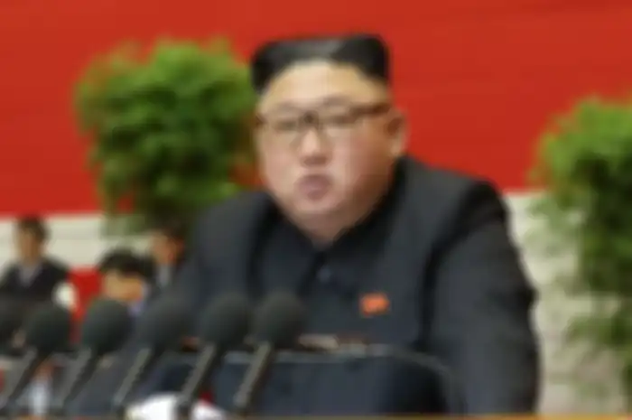 Kim Jong Un berpose dengan seragam militer.
