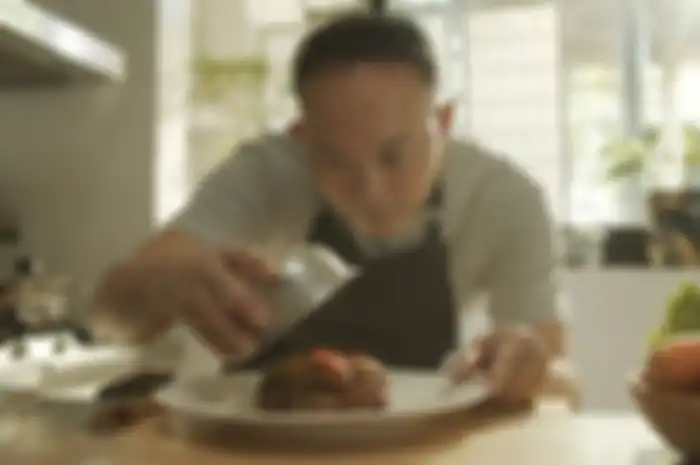 Verdi Solaiman berperan sebagai seorang chef bernama Halim dalam film Quarantine Tales - Cook Book