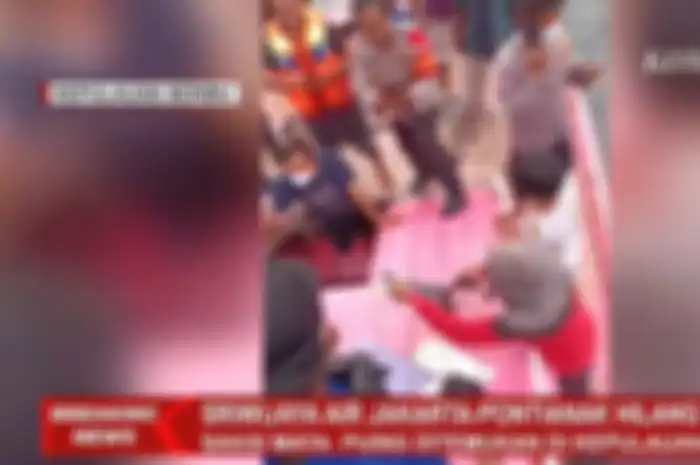 Tim SAR dan nelayan menemukan kabel yang diduga berasal dari peswat Sriwijaya Air yang hilang kontak di Pulau Lancang, Kepulauan Seribu, Jakarta. 