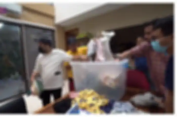 Nagita Slavina Bagi-bagi pakaian seksi kepada para anak buahnya, Jumat (8/1/2021)