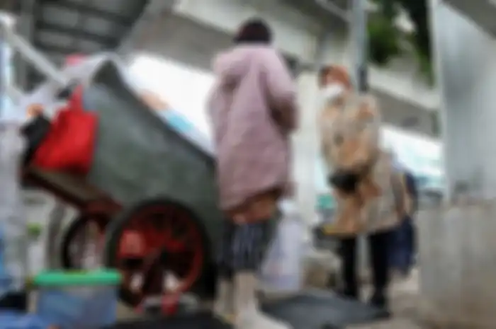 Risma saat menemui gelandangan di Jakarta.