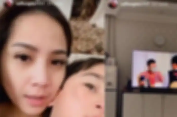 Nagita Slavina dan Rafathar saat menonton Raffi Ahmad disuntik vaksin Covid-19