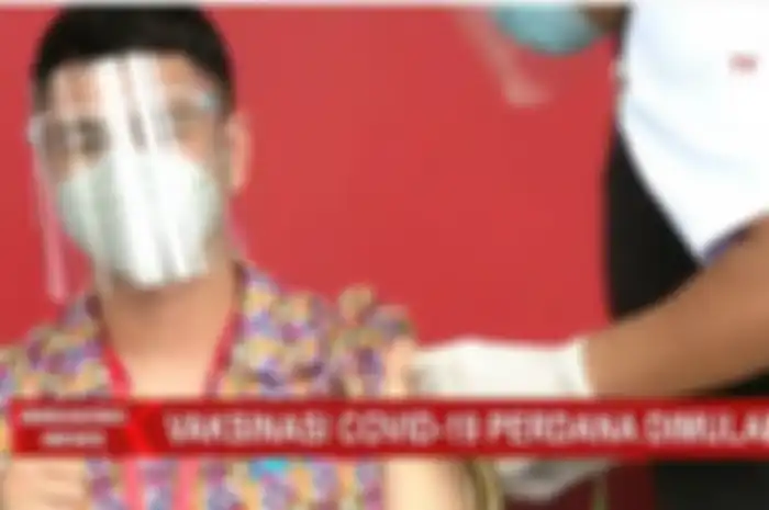 (Raffi Ahmad saat disuntik vaksin Covid-19 perdana di Istana Negara, Rabu (13/1/2021).)