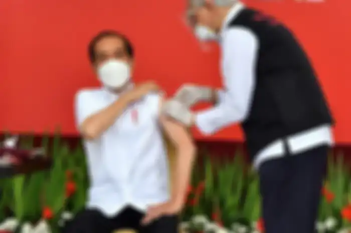 Presiden Joko Widodo menjadi orang pertama yang menerima vaksin COVID-19 hari ini, 13 Januari 2021.