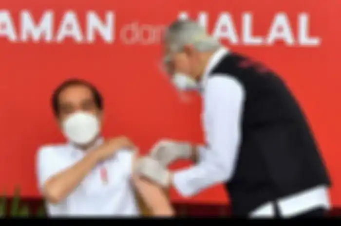 Presiden Jokowi saat disuntik vaksin Covid-19 oleh profesor Abdul Muthalib