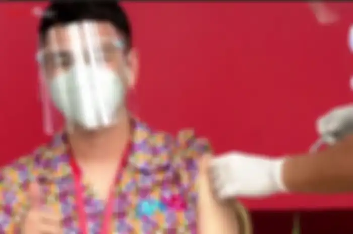 Raffi Ahmad disuntik vaksin covid-19