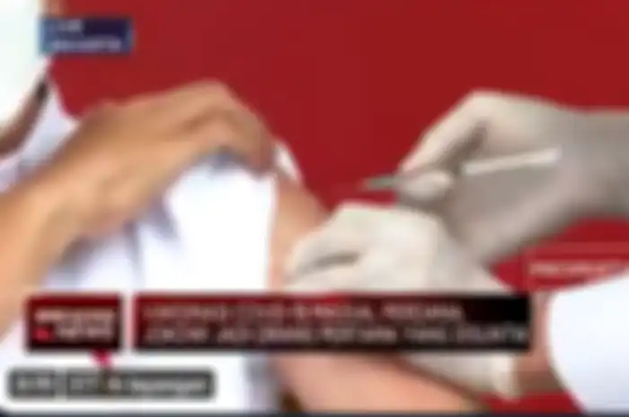Tangkapan layar saat penyuntikan vaksin ke Jokowi, hari ini, Rabu (13/1)