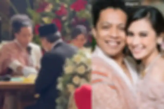 Lika-liku perjalanan cinta Indah Permatasari dan Arie Kriting.