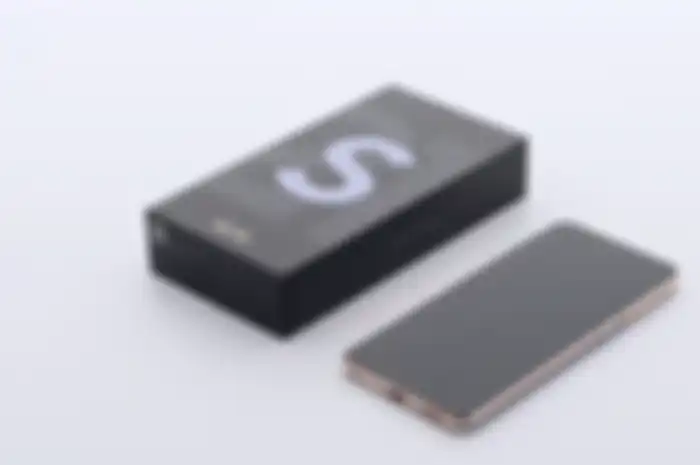 Samsung Galaxy S21 Series yang dijual tanpa perangkat aksesori charger dan earphone.